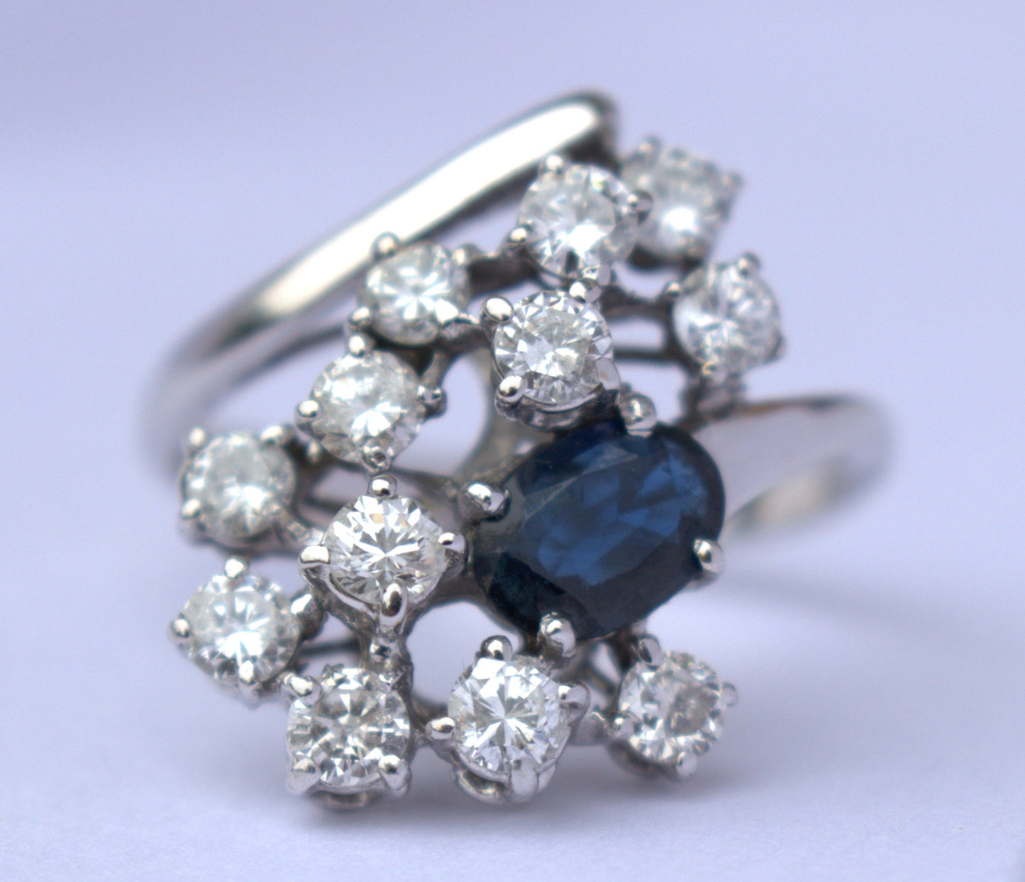 18 kt gouden ring met ca. 1.20 ct diamanten en saffier