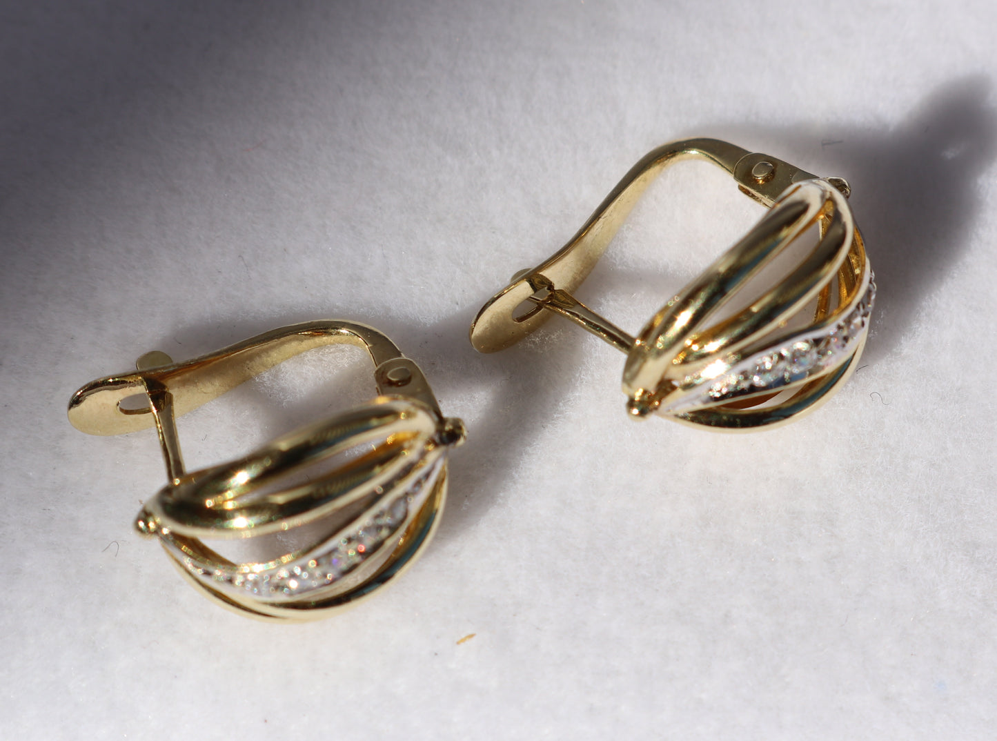 14 kt gouden oorbellen met zirkoon