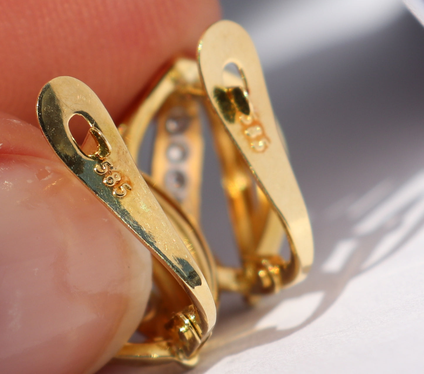 14 kt gouden oorbellen met zirkoon