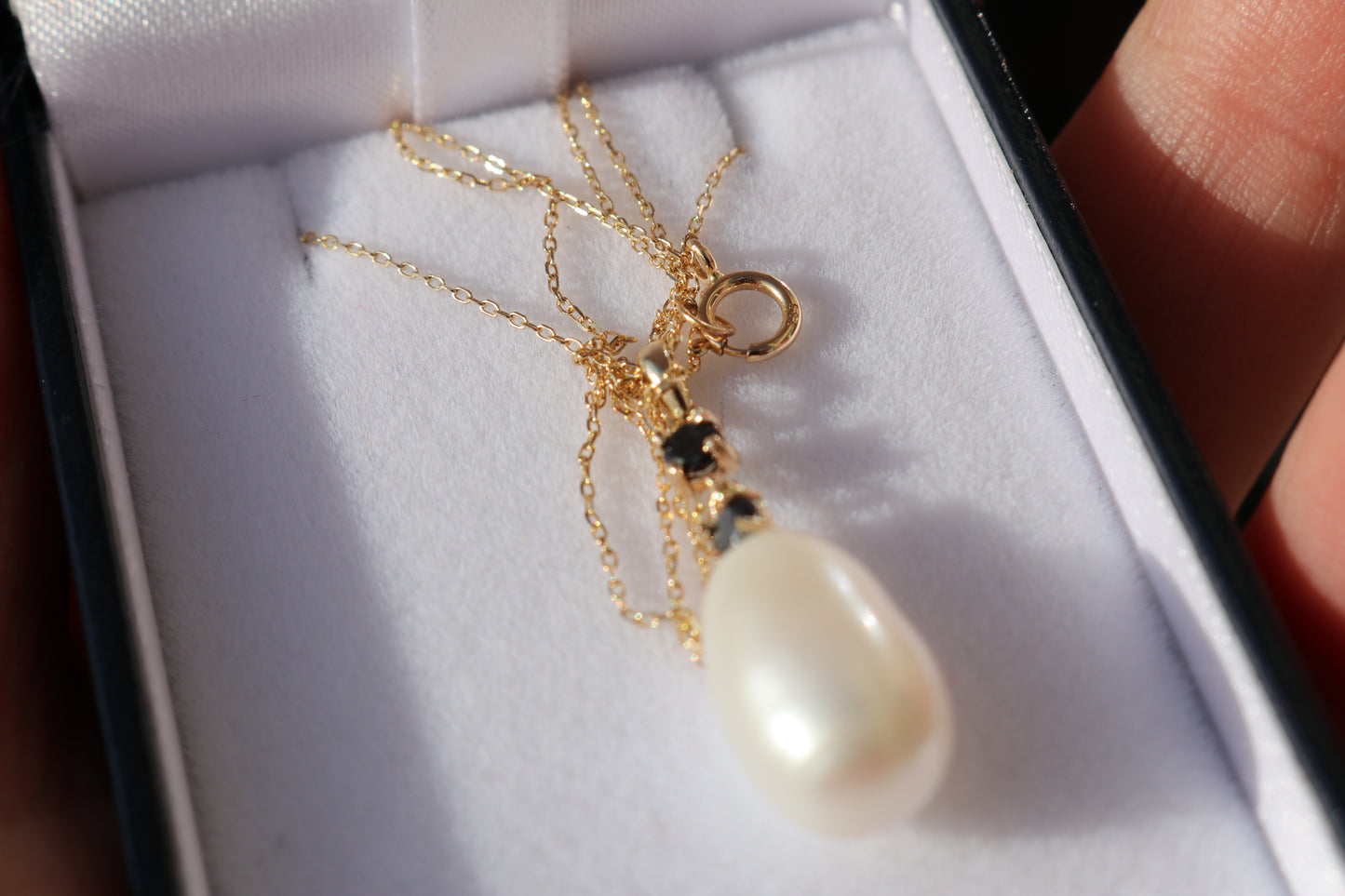 14 kt gold necklace with sapphires and cultured pearl