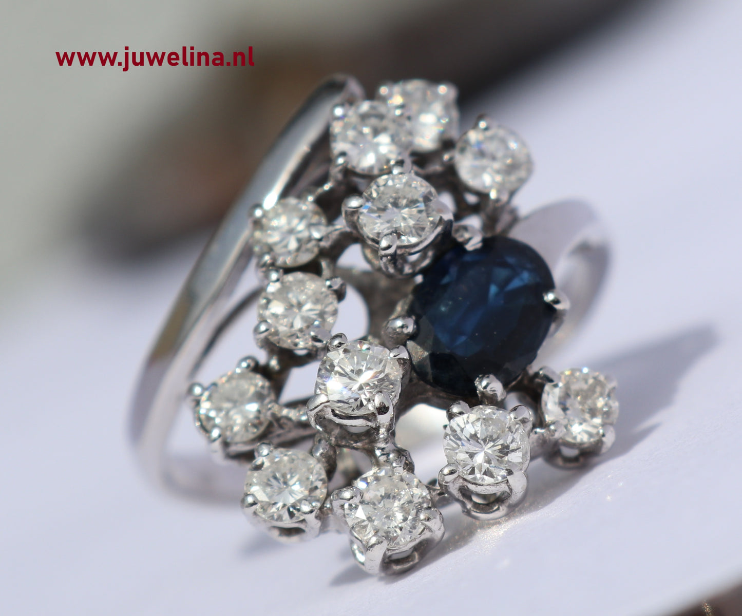 18 kt gouden ring met ca. 1.20 ct diamanten en saffier
