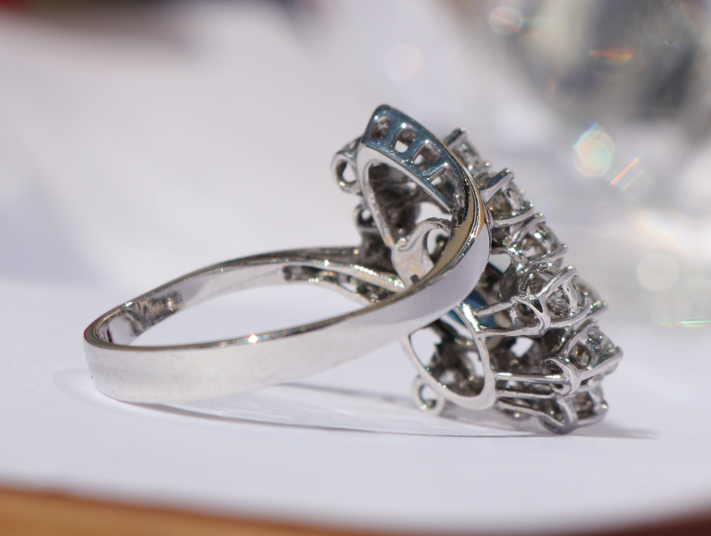 18 kt gouden ring met ca. 1.20 ct diamanten en saffier