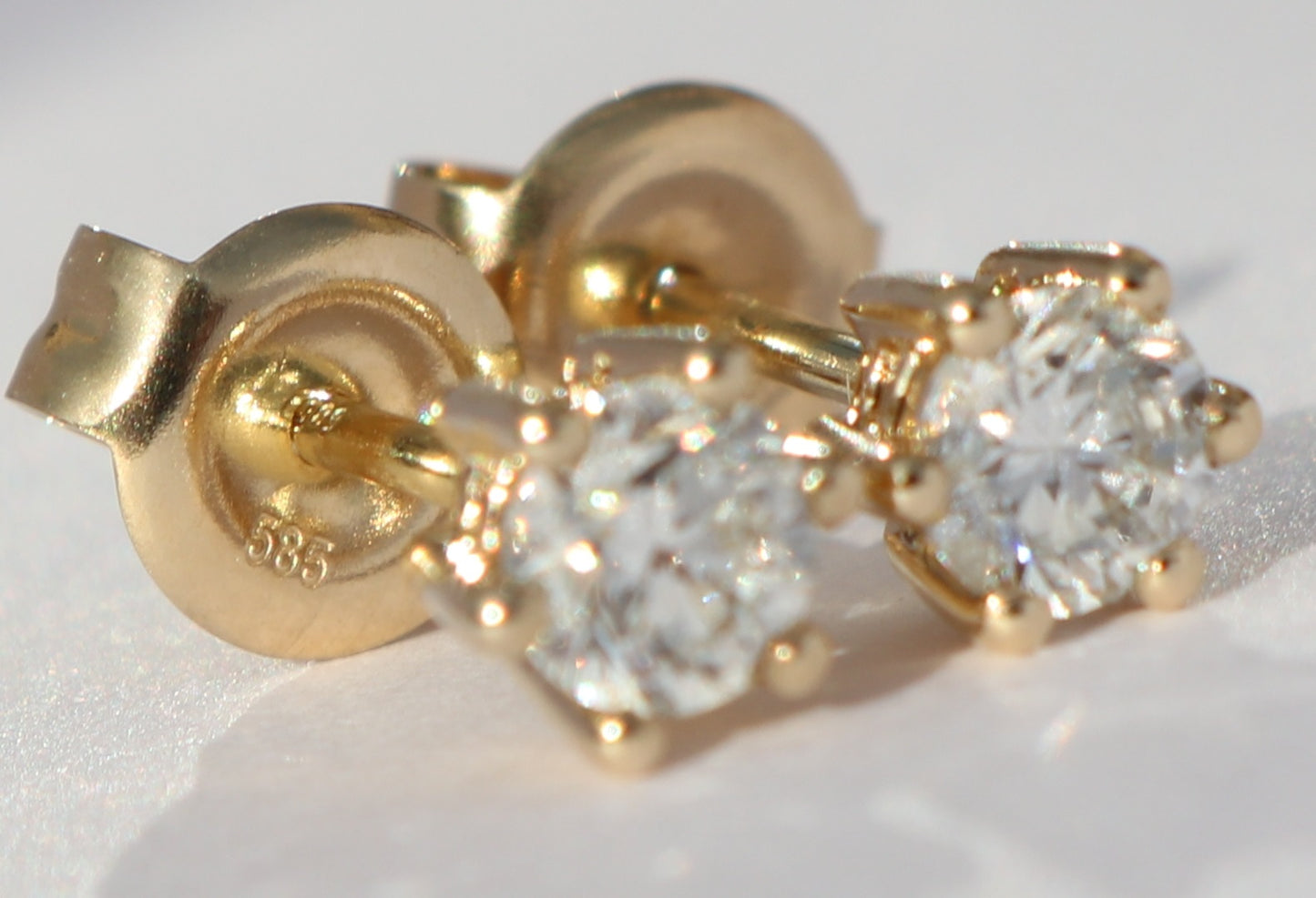 14 kt gouden oorbellen 0.46 ct diamanten IGI gecertificeerd