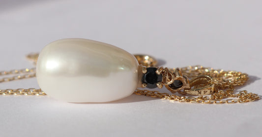 14 kt gold necklace with sapphires and cultured pearl