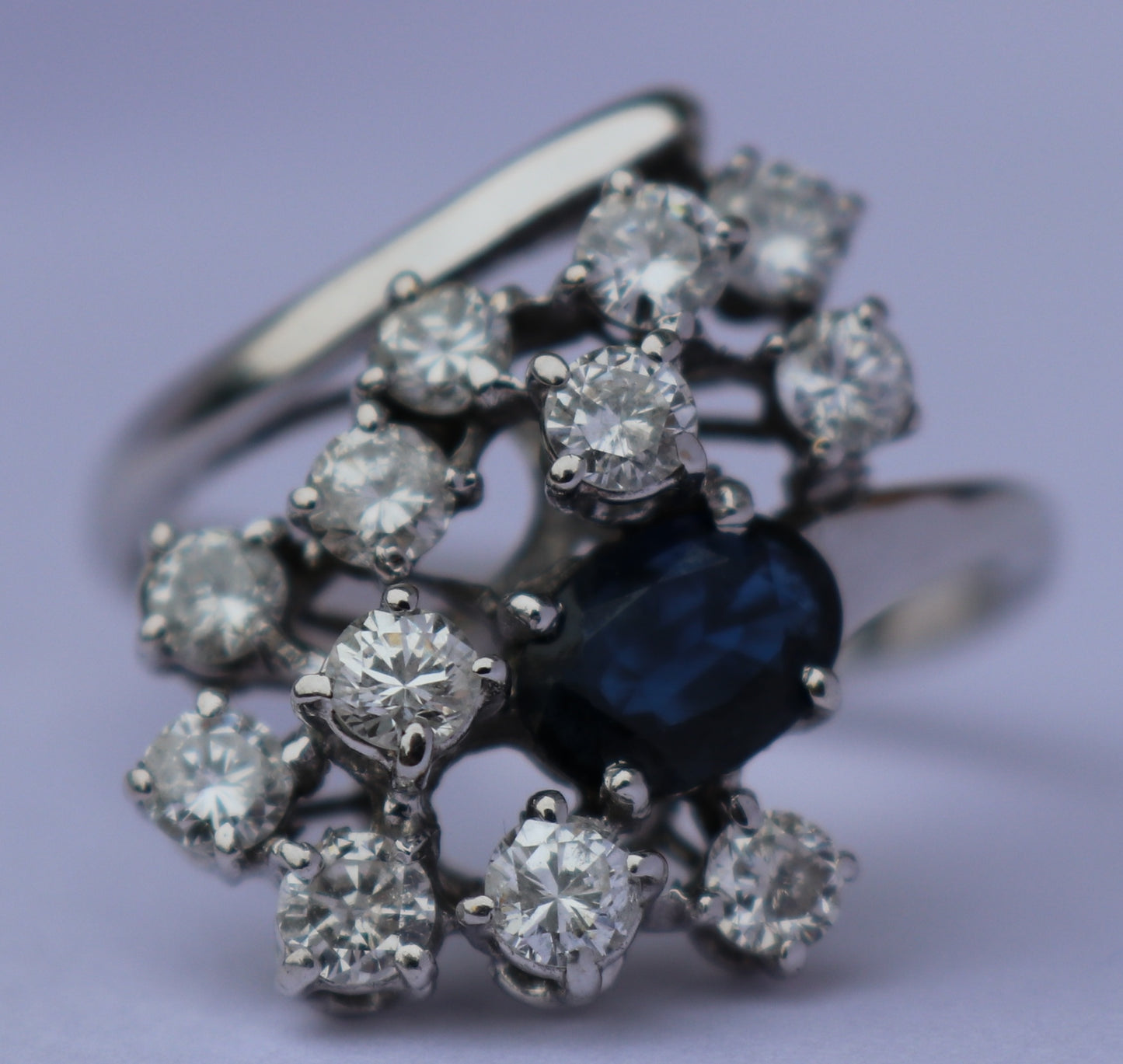 14 kt gouden ring met saffier en 1.20 ct diamanten