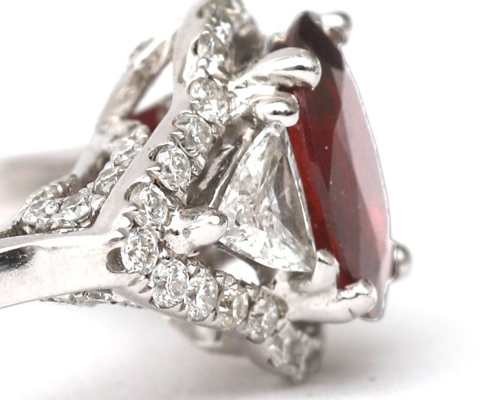 VERKOCHT 14 kt gouden ring 0.70 ct robijn en 0.60 ct diamanten