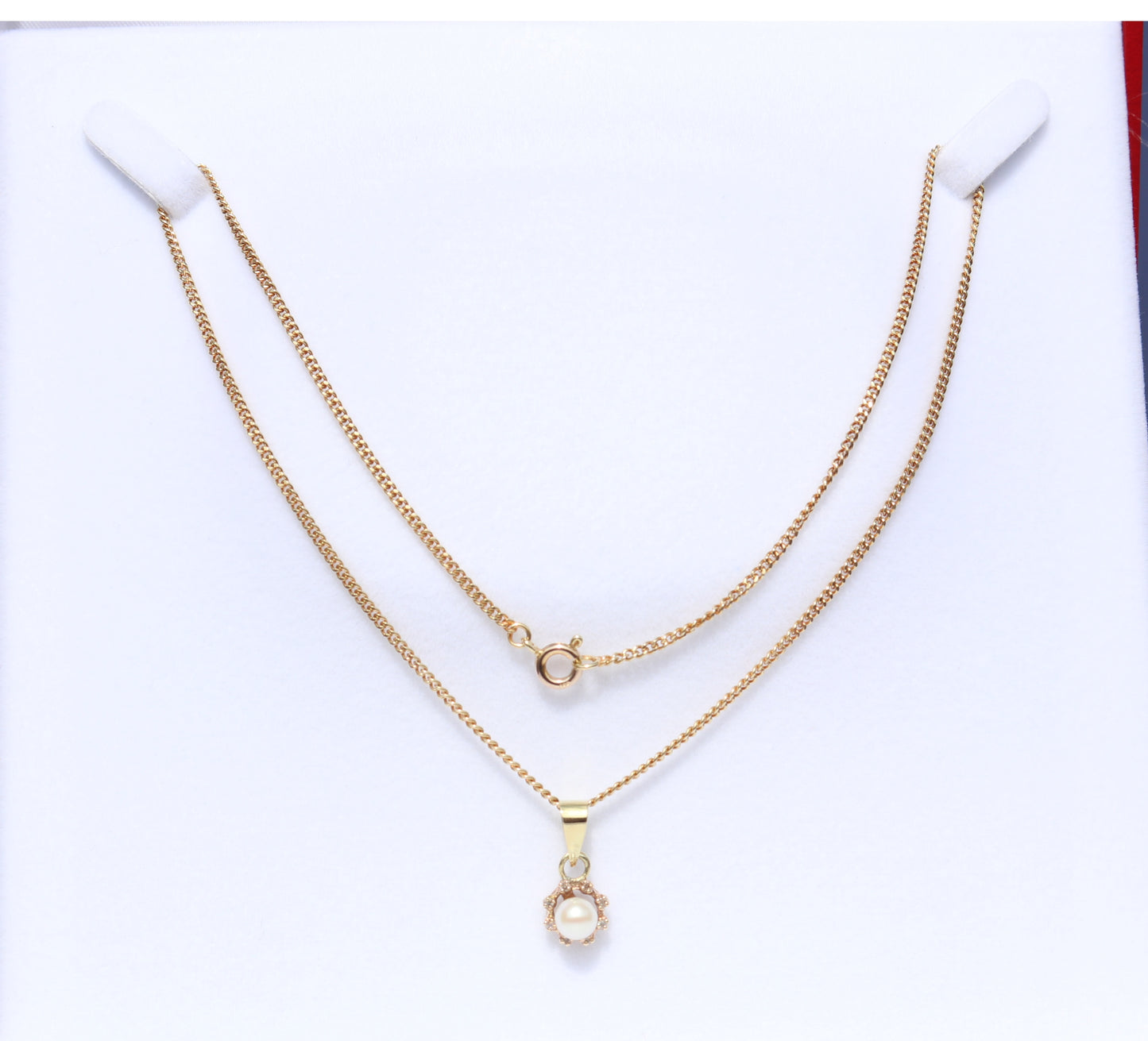 14 kt gouden hanger met parel en diamant aan 14 kt gouden collier
