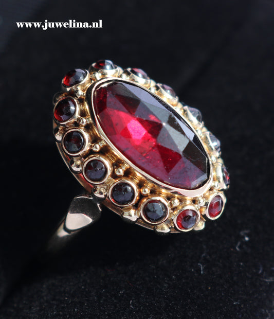 14 kt gouden ring met granaat