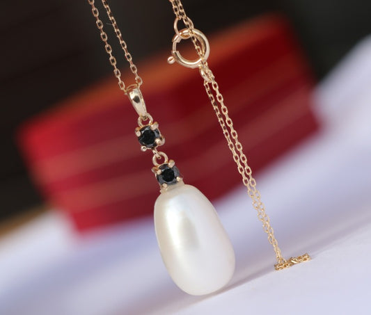 14 kt gouden collier met saffieren en cultivé parel