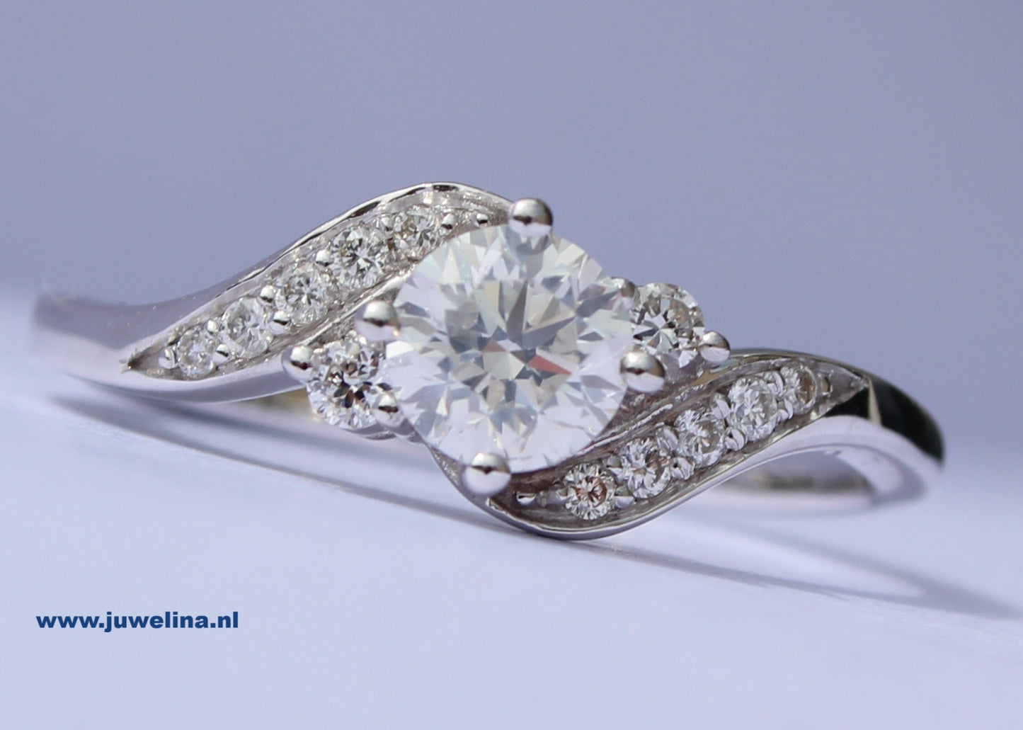 VERKOCHT 14 kt gouden ring met in totaal 0.85 ct diamanten NATUURLIJK