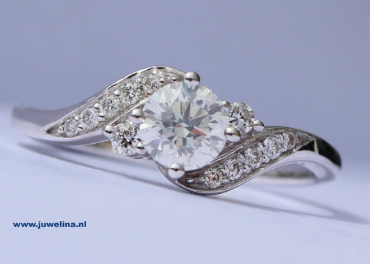 VERKOCHT 14 kt gouden ring met in totaal 0.85 ct diamanten NATUURLIJK