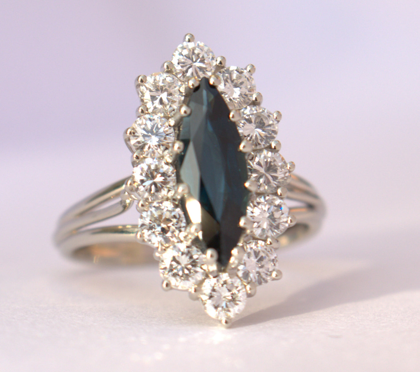 14 kt gouden ring met 1.20 ct diamanten en saffier