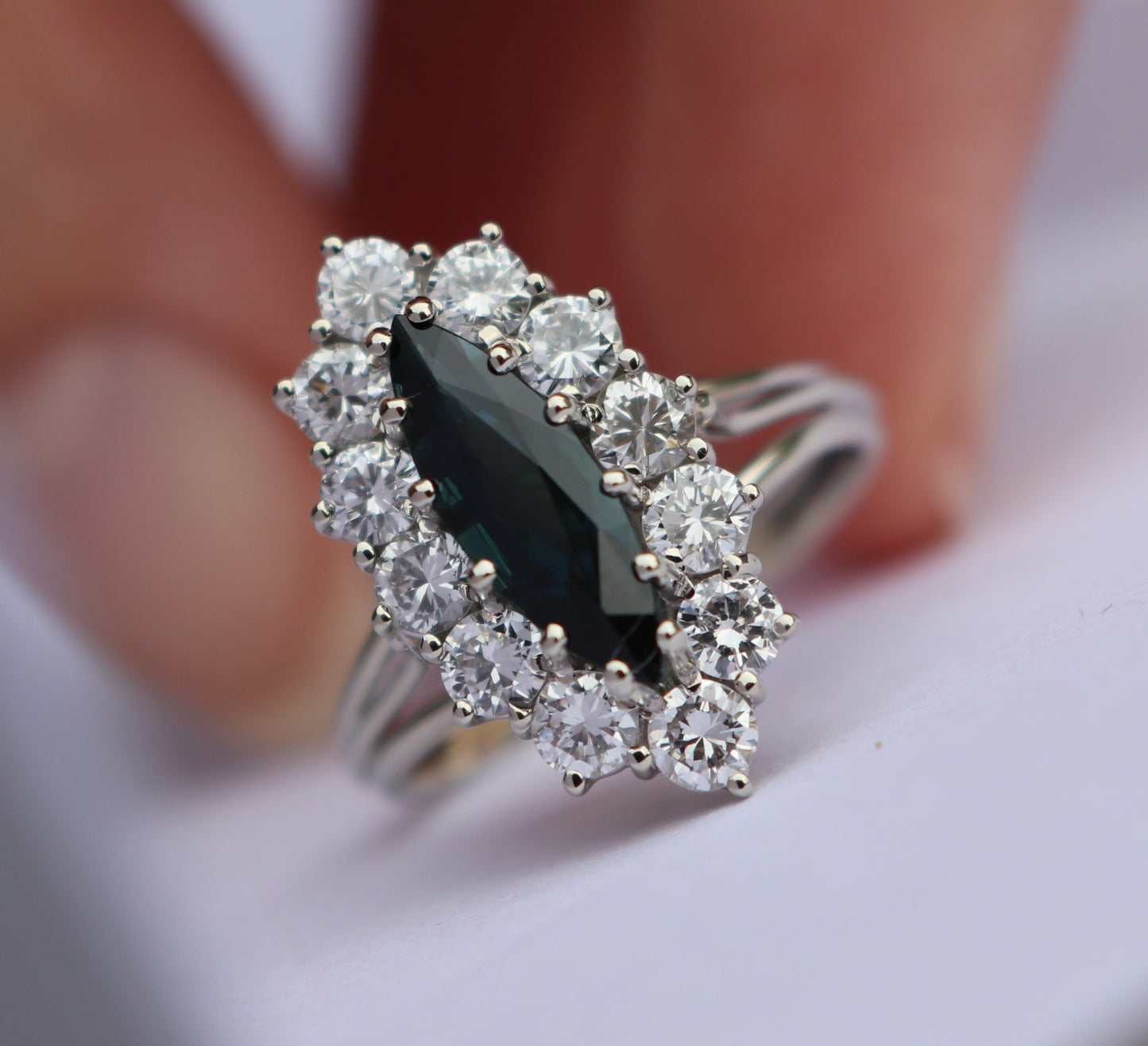 14 kt gouden ring met 1.20 ct diamanten en saffier