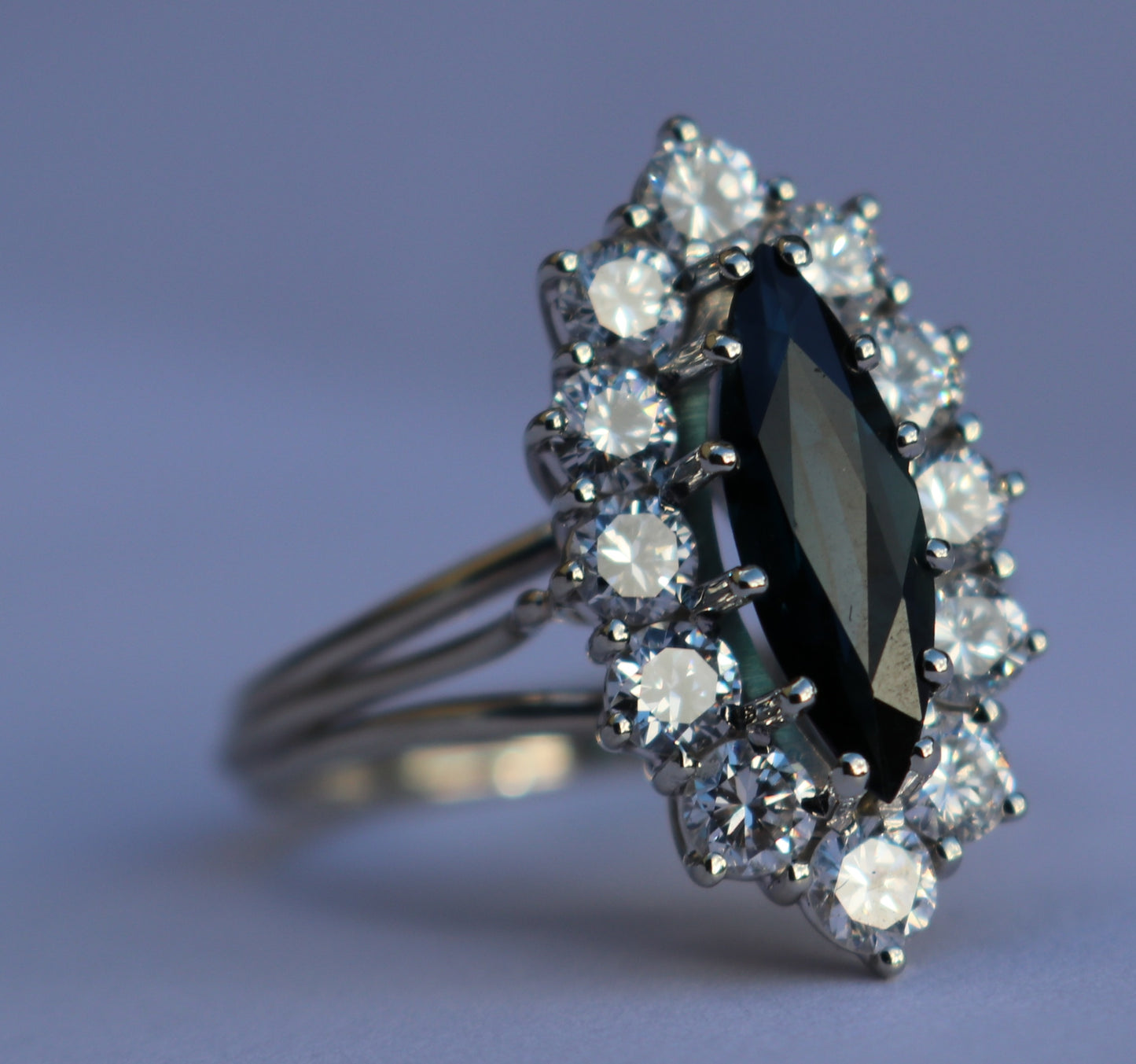 14 kt gouden ring met 1.20 ct diamanten en saffier