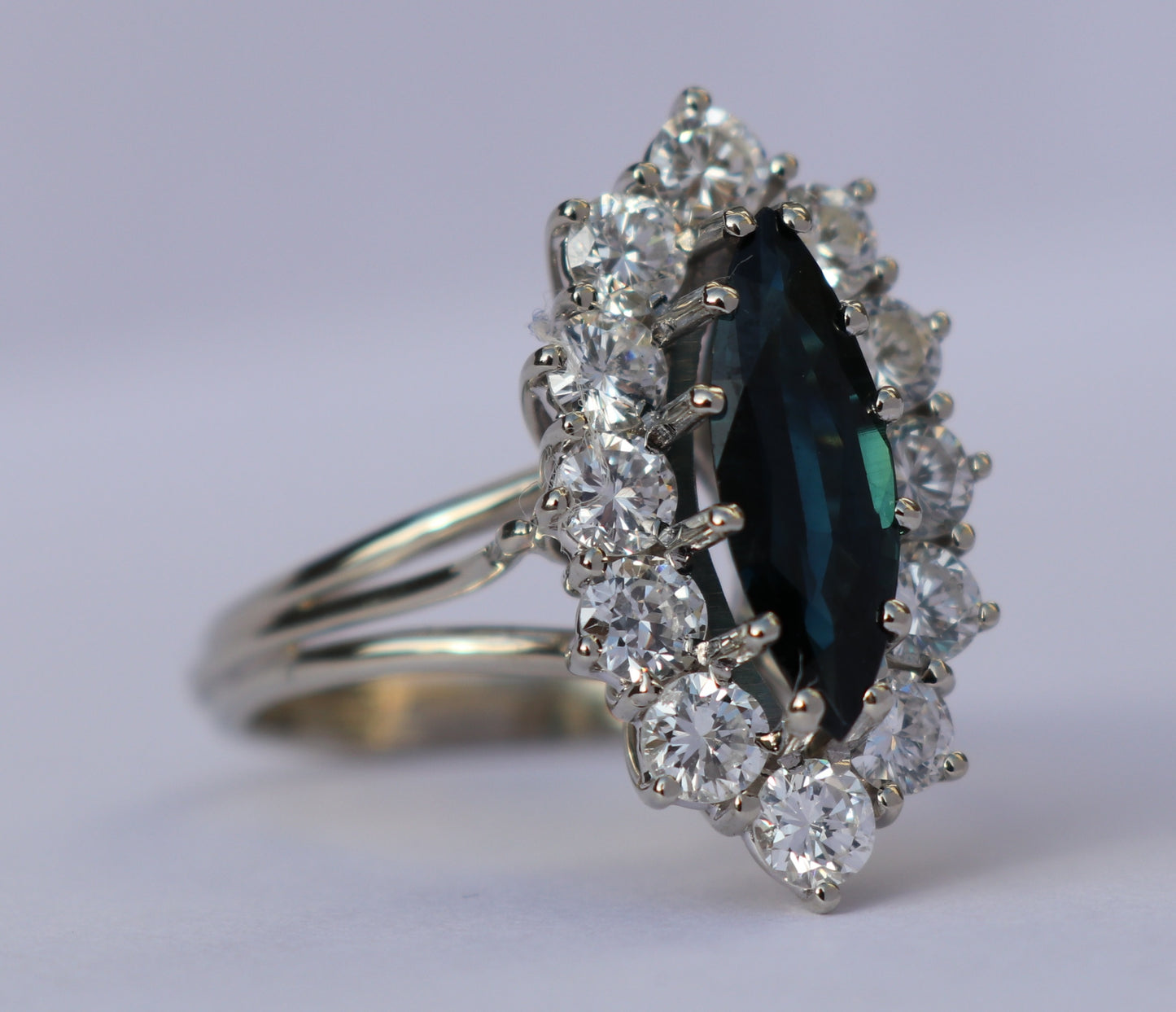 14 kt gouden ring met 1.20 ct diamanten en saffier