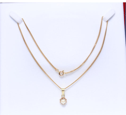 14 kt gouden hanger met parel en diamant aan 14 kt gouden collier